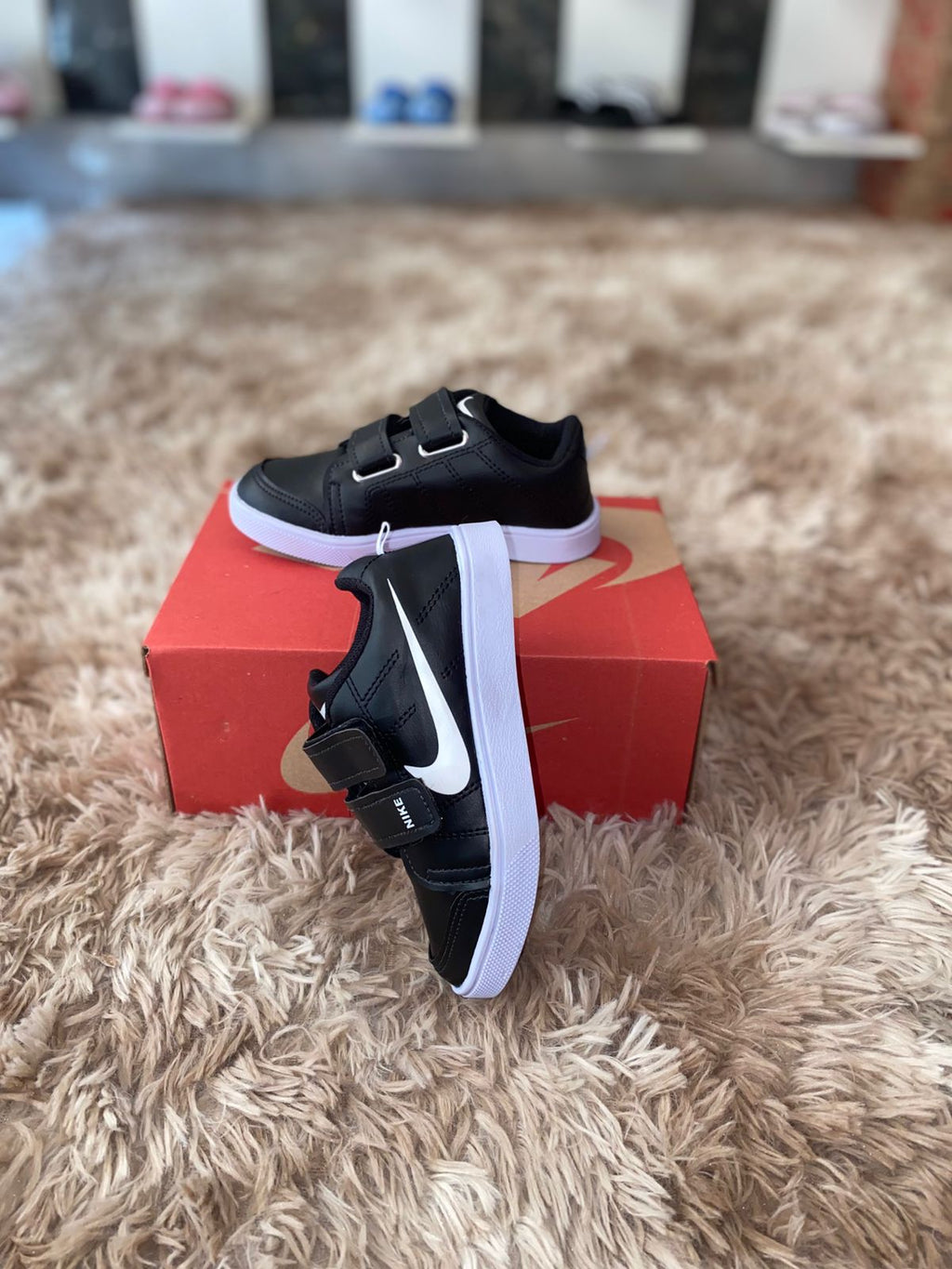 Tênis infantil nike preto branco com velcro