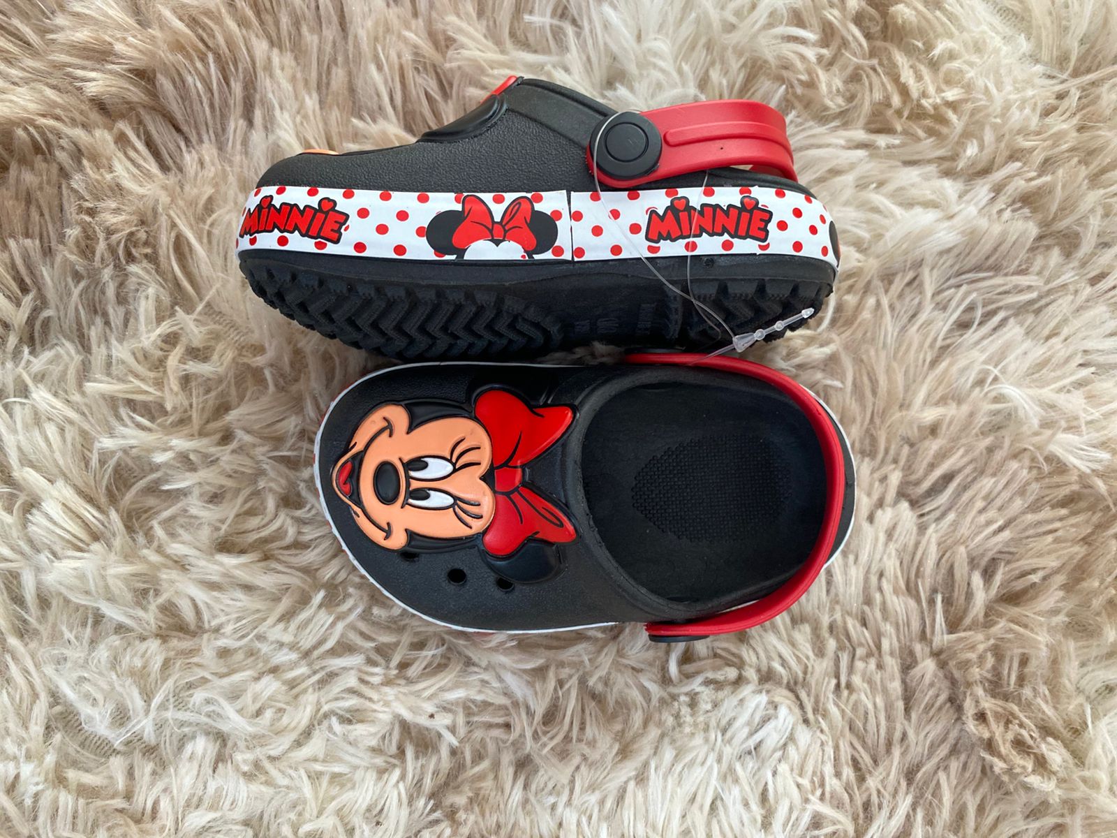 Crocs minie preto vermelho