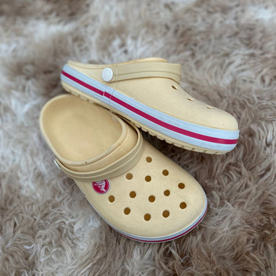 Crocs amarela infantil