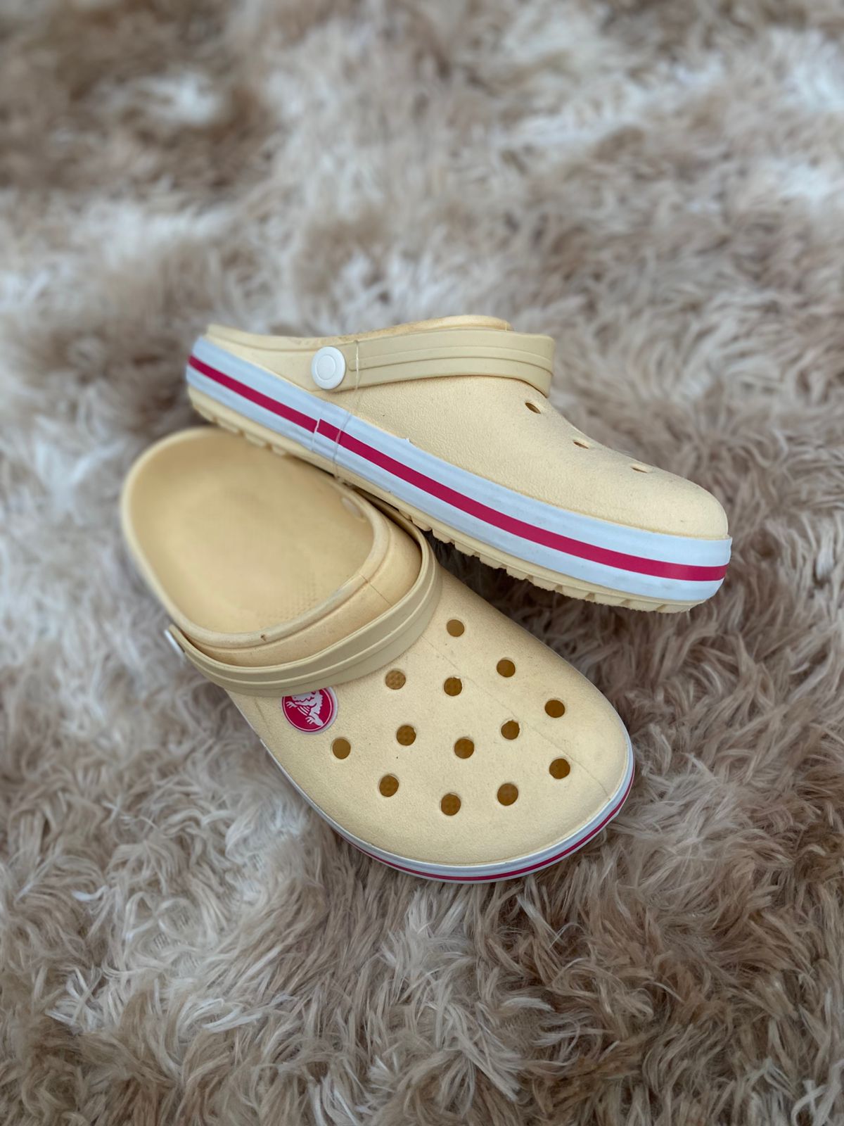 Crocs amarela infantil