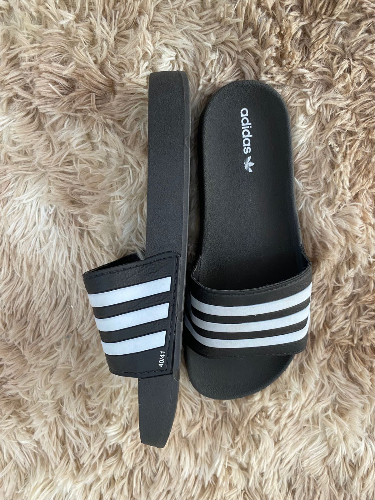 Sandália slide adidas preto branco