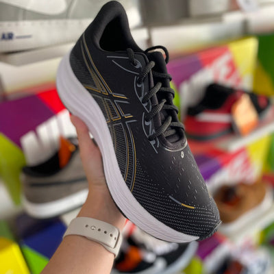 Asics preto c\ dourado