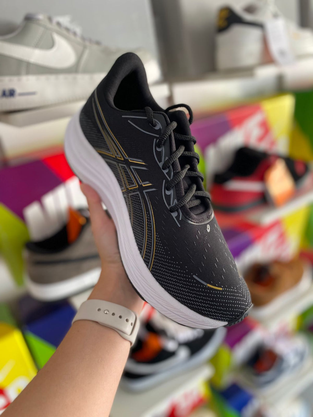 Asics preto c\ dourado