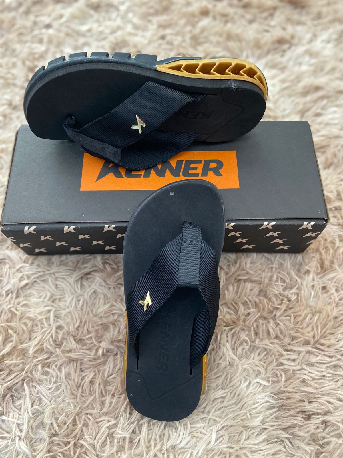 Sandalia kenner preto/dourado