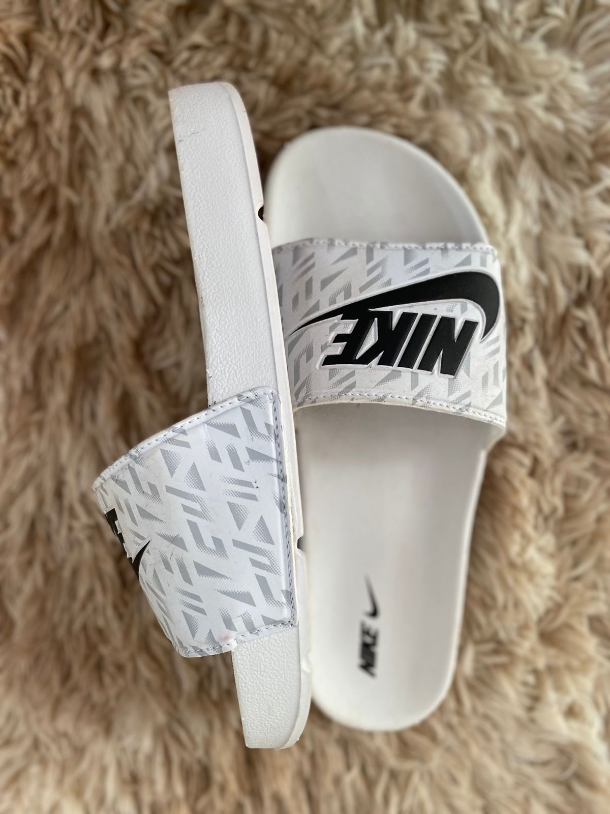 Sandália slide nike branco pretto