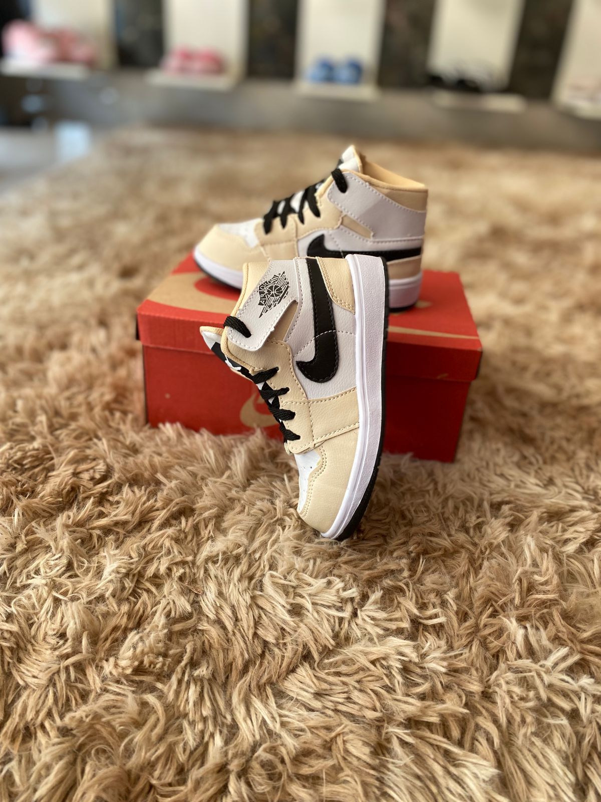 Tênis infantil nike air jordan bege branco preto