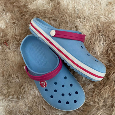 Crocs adulto azul com rosa