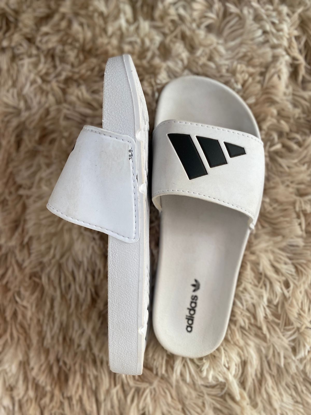 Sandália slide adidas branco preto
