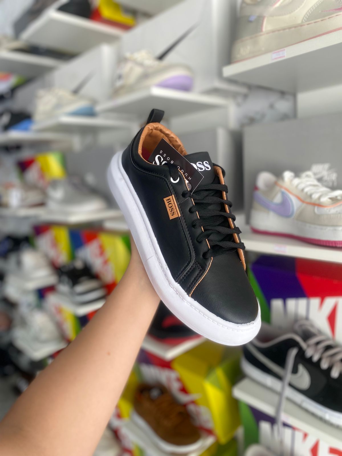 Boss preto branco cadarço