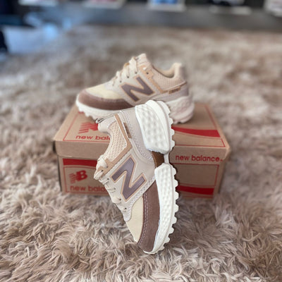 Tenis infantil new balance bege