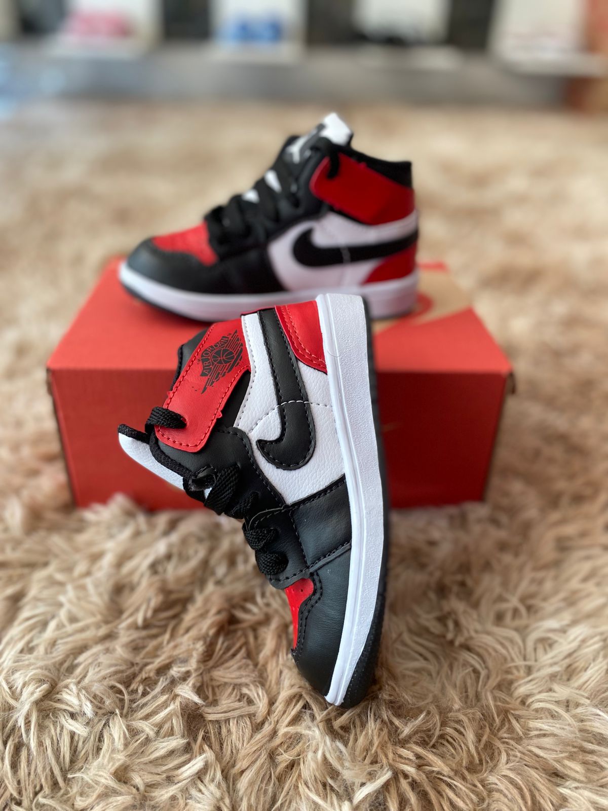 Tenis infantil air jordan preto vermelho branco