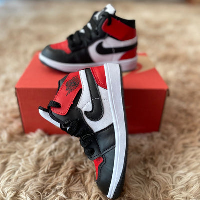 Tenis infantil air jordan preto vermelho branco