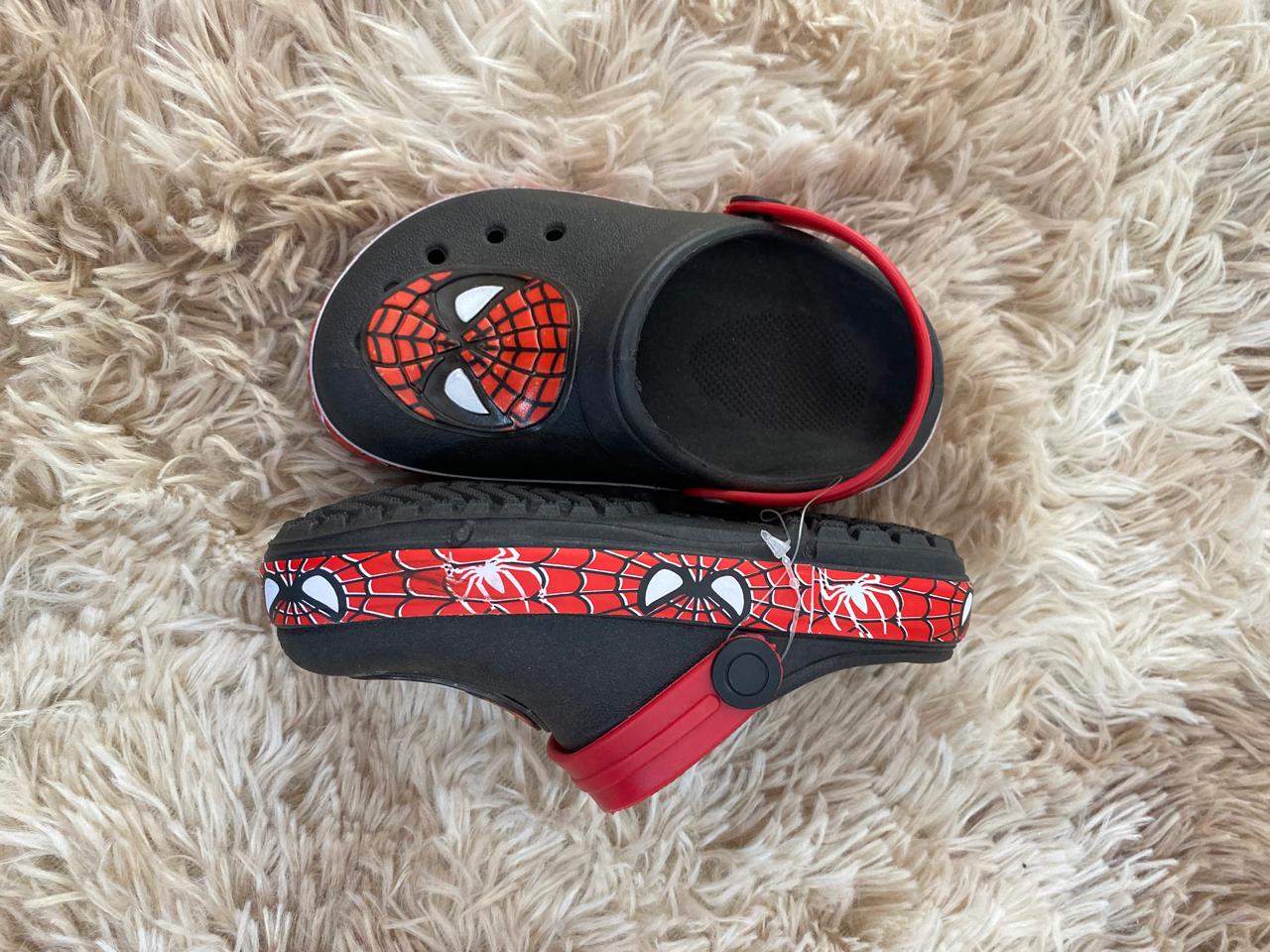 crocs infantil homem aranha preto vermelho