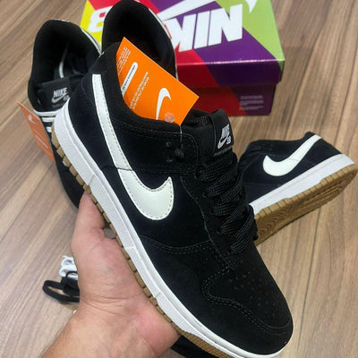 Nike dunk preto branco camurça solado marrom